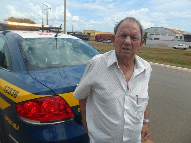 Homem de 80 anos tem carro atingido por viatura da polícia no centro de Vilhena