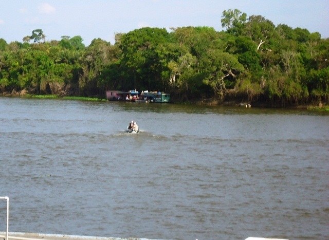 Barco boliviano atende sacoleiros brasileiros em cidade ribeirinha do Cone Sul