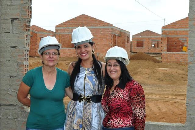 Primeira-dama de Vilhena convida vereadoras para visitar obra de casas populares