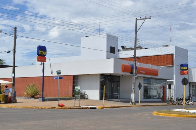 Em plena luz do dia, casal leva bolsa de aposentada na saída do Itaú em Vilhena