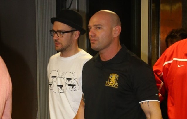 Justin Timberlake deixa o Brasil com dificuldade para andar