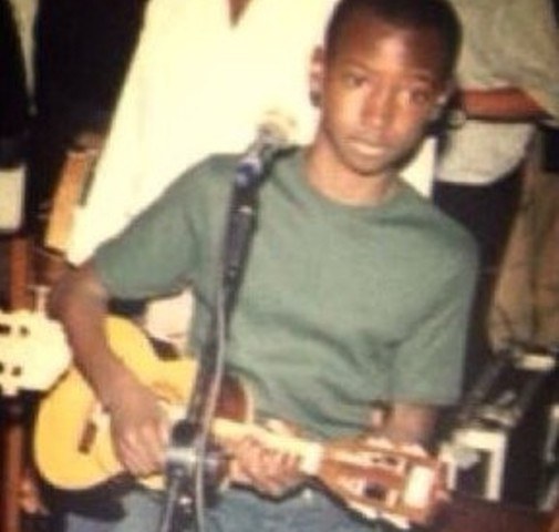 Thiaguinho toca cavaquinho em foto antiga e brinca: "Parecia um violão"