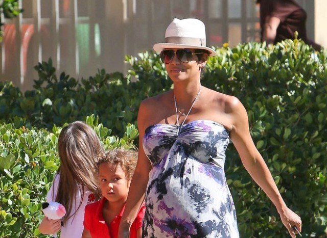 Aos nove meses de gravidez, Halle Berry busca filha na escola