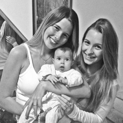 Carla Diaz faz visita Debby e a filha, Duda