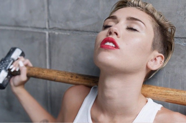 Miley Cyrus chega ao topo da parada americana pela primeira vez