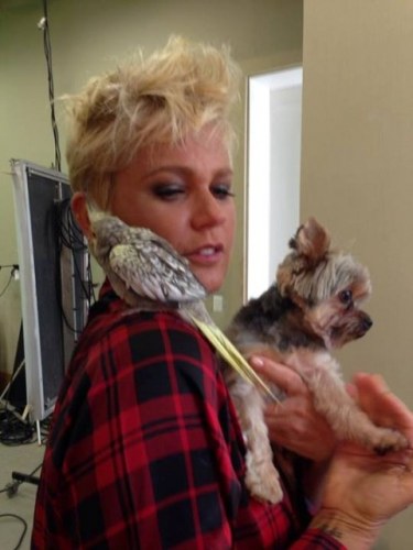 Xuxa posa com calopsita e cachorro e posta foto em rede social