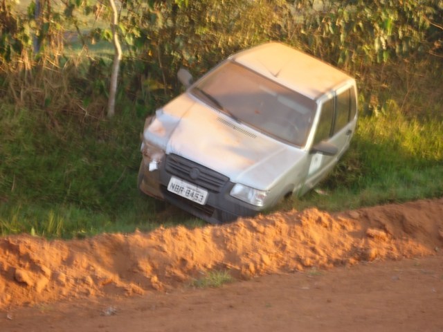 Pneu estoura e servidor sofre acidente com carro da prefeitura de Pimenteiras
