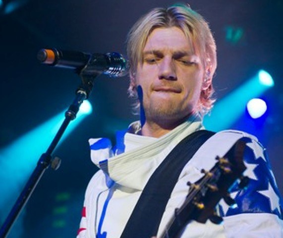 Nick Carter revela em biografia que tomou bebida alcóolica aos 2 anos