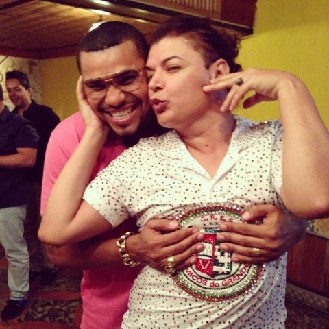 Um dia antes de se casar, Naldo faz despedida de solteiro em churrascaria