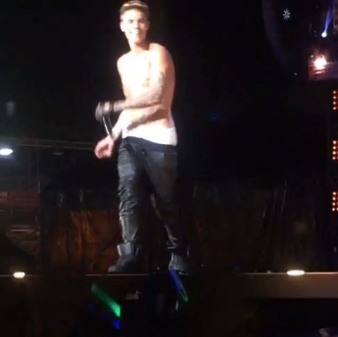 Justin Bieber canta com calças abaixadas e choca fãs durante show