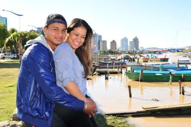 Ao vivo em programa de TV, ex-jogador do VEC pede vilhenense em casamento
