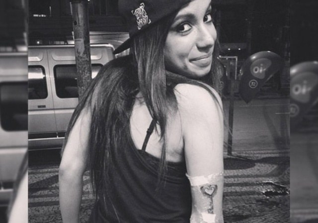 Anitta mostra nova tatuagem no braço