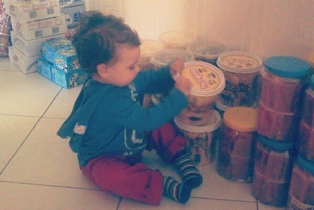 Com ajuda do filho, Pri Pires distribui doces no dia de Cosme e Damião