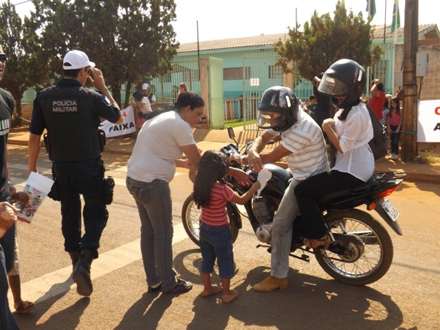 Em Vilhena, crianças vão para a rua ensinar motoristas a respeitar sinalização