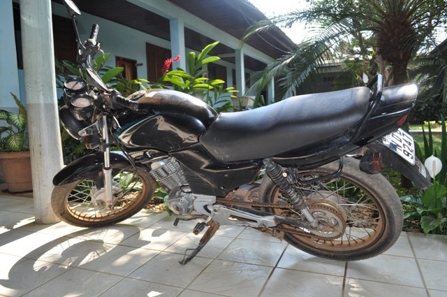 Moto roubada com placa de Espigão em encontrada na zona rural de Vilhena