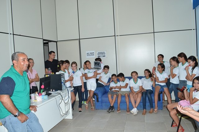 Alunos da Escola Paulo Freire visitam redação da Folha do Sul