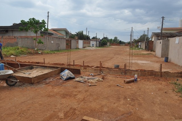 Moradores reclamam de muro no meio da rua; empresário diz que é dono de imóvel