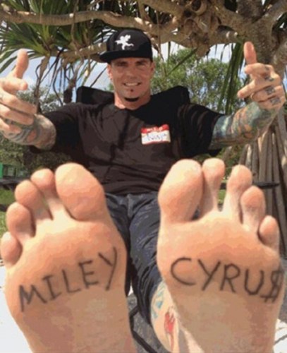 Vanilla Ice exibe suposta tatuagem com o nome de Miley Cyrus