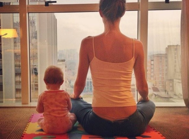 Gisele Bündchen medita ao lado da filha