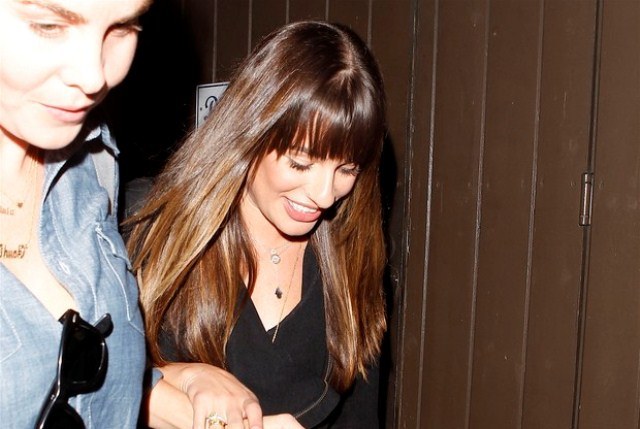 Após retiro, Lea Michele sai para jantar com amigos