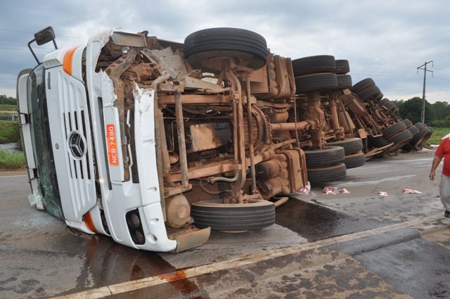 Caminhão tomba após batida em Vilhena; garota de 9 anos escapa sem ferimentos