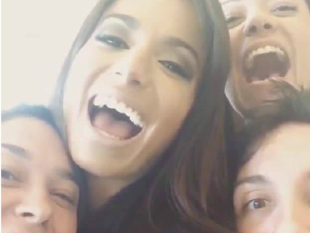 Anitta vai às compras com amigos e posta vídeo na web
