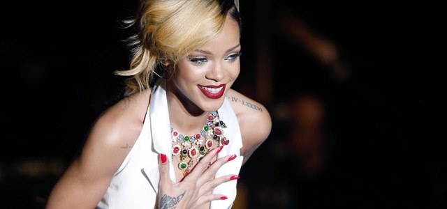 Câmeras flagram homem tentando invadir casa de Rihanna