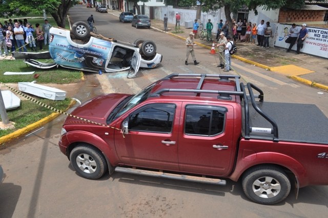 Carro de funerária capota após batida; empresário é resgatado por Bombeiros