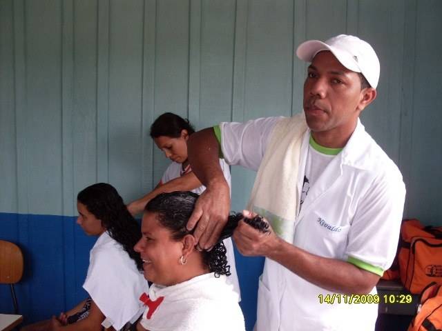 MULHERES DA ÁREA RURAL RECEBEM EXAMES, CORTES DE CABELO E KITS DE BELEZA