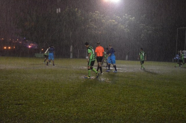 Embaixo de forte chuva, Retífica Tratormaq leva banho da Unnigás e é eliminado