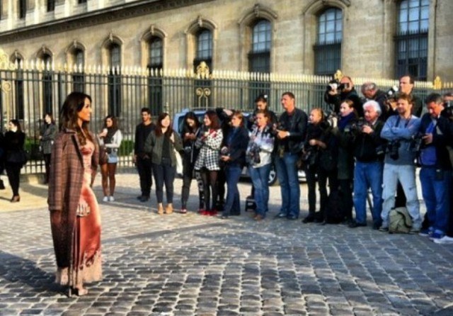Em Paris, Sabrina Sato passa quase despercebida pelos fotógrafos
