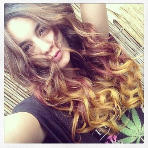 Vanessa Hudgens se inspira no outono e muda o cabelo