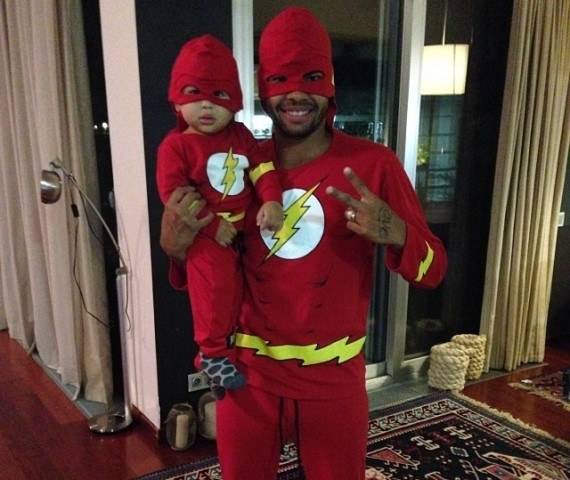Dani Souza posta foto de Dentinho com filho vestidos de super-heróis