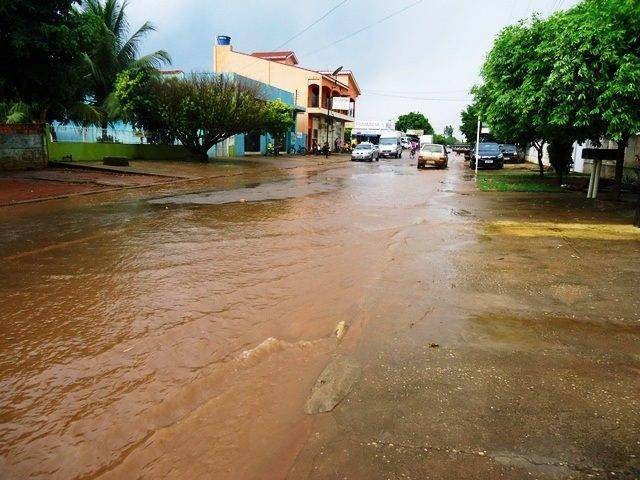 Primeiras chuvas do ano já expõem problema antigo na cidade de Cerejeiras