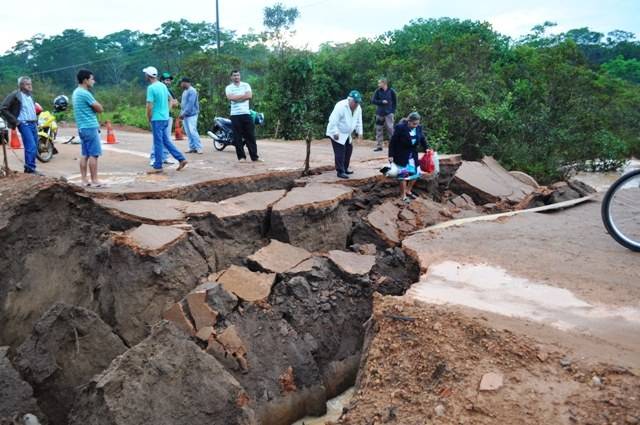 Desvio desmorona após chuva, isolando aeroporto, bairro e área rural em Vilhena
