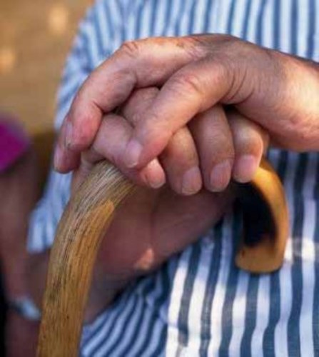 IDOSO PODE FICAR PARAPLÉGICO APÓS CAIR DE TELHADO