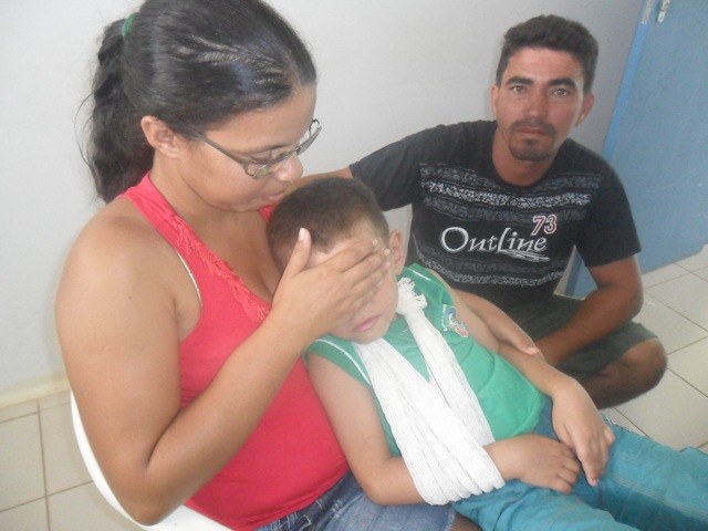 Menino de 5 anos quebra braço em creche e pais se revoltam em Vilhena