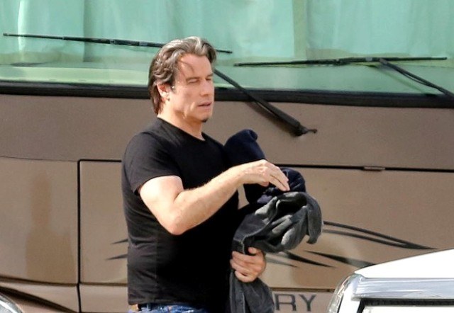 Aos 59 anos, John Travolta exibe cabelos grisalhos em set de filme