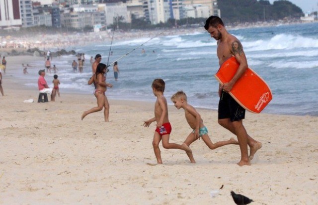Rodrigo Hilbert aproveita praia com os filhos