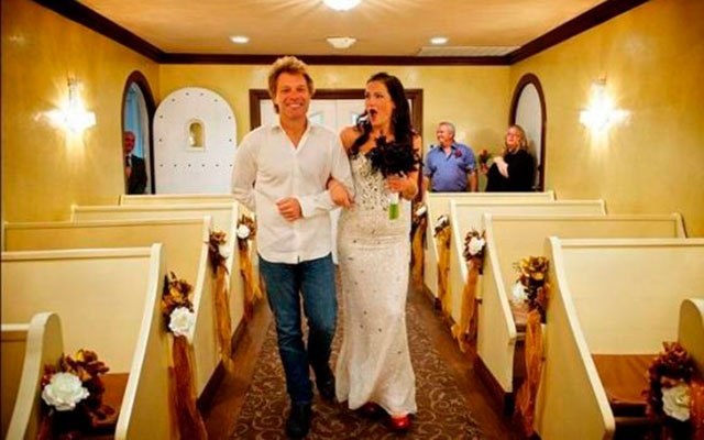 Jon Bon Jovi realiza sonho de fã e a leva ao altar no dia de seu casamento