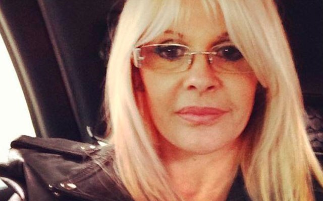Internada, Monique Evans dá autógrafo e é pedida em casamento em clínica