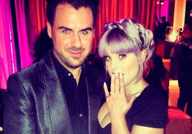 Kelly Osbourne usa esmalte de dois milhões de reais