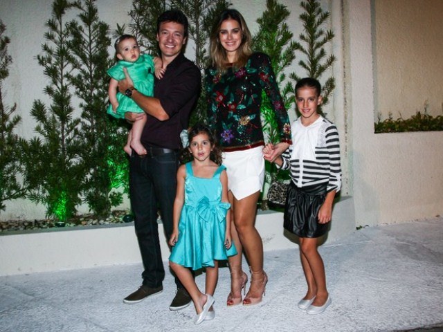 Rodrigo Faro comemora 40 anos com a família e amigos famosos