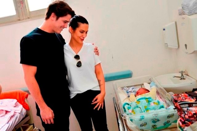 Cleo Pires e Rômulo Arantes Neto visitam crianças em hospital