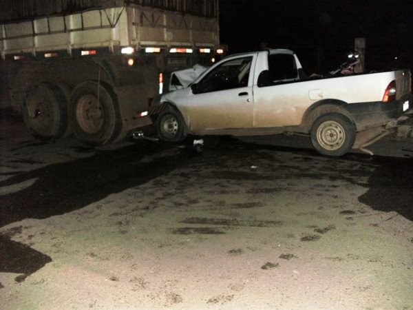 JOVEM BATE CARRO EM CARRETA PARADA E VAI PARAR NO HOSPITAL (1)