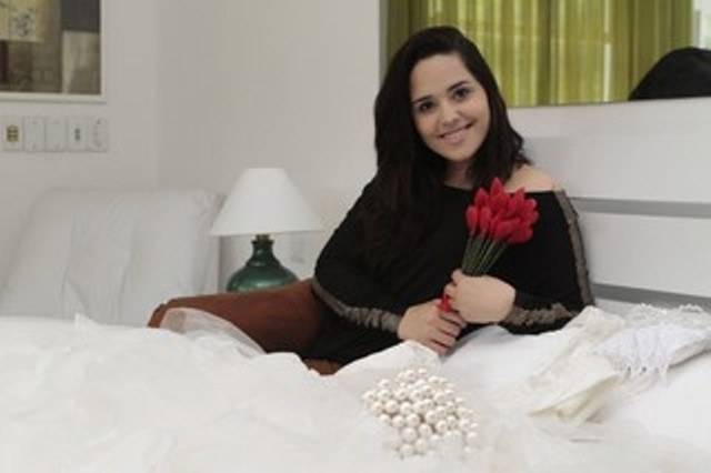 Perlla faz prova vestido de noiva e diz que perdeu medidas