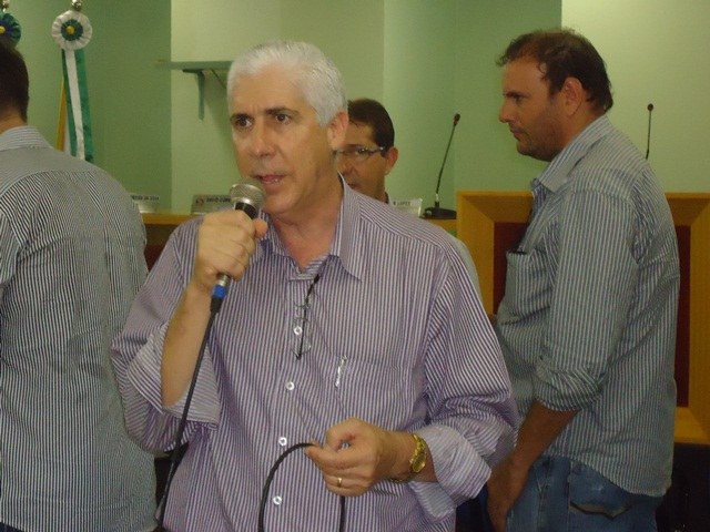 Prefeito de Cerejeiras bate carro oficial em moto; acidente não foi registrado
