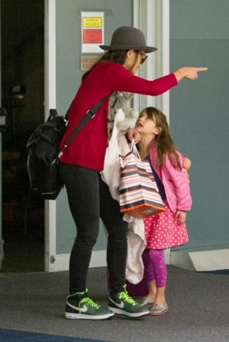 Suri Cruise faz malcriação com a mãe em aeroporto