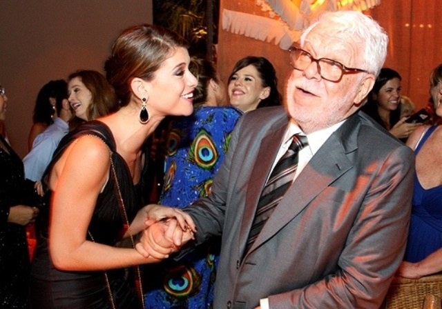 Manoel Carlos parabeniza Alinne Moraes pela gravidez