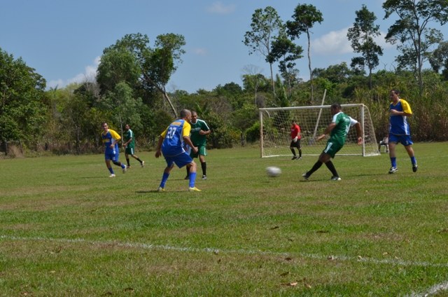 Apenas quatro equipes continuam na Copa Macedo madeiras de Futebol Máster